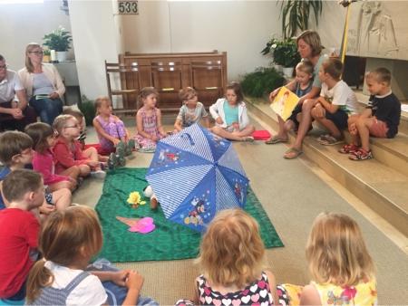 Fiire mit de Chliine in der Kirche